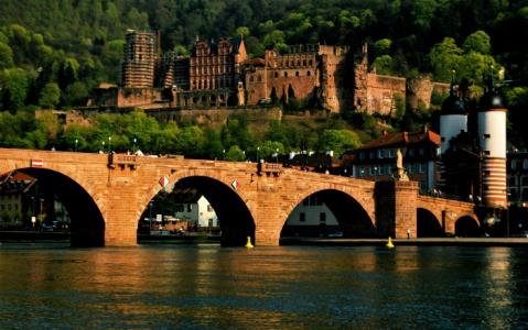 https://upload.wikimedia.org/wikipedia/commons/5/57/heidelberg_castle_and_bridge.jpg