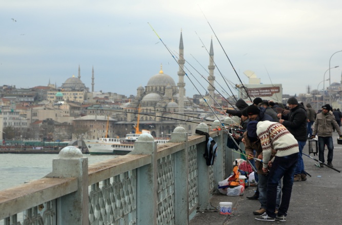 d:\belgeler\003 işler\003 mimarlık\016 sivas kopru\köprü manzarası\fishermen_on_galata_bridge.jpg