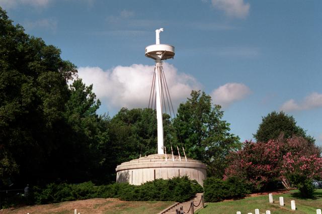 http://www.arlingtoncemetery.net/ussmaine-dod01.jpg