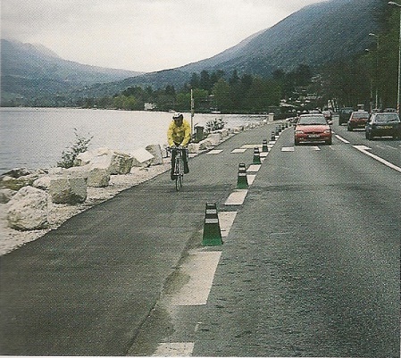 cycling path - bande - bolards markings