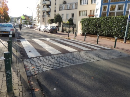 g:\transport learning\wp2_training concept_tu dresden\0_ training materials\module 05_street design - traffic calming\materiale de modificat\poze suresnes\dscn0440.jpg