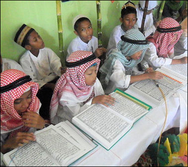 http://factsanddetails.com/media/2/20120509-khataman%20al-quran%20anak-anak.jpg