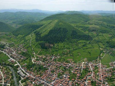 bosna piramidindeki gizemler... geçmiş uygarlıklar piramitleri enerji üretsinler diyemi inşa ettiler? yeni elde edilen bulgular cevabın bu yönde olduğuna işaret ediyor. uluslararası <a href=