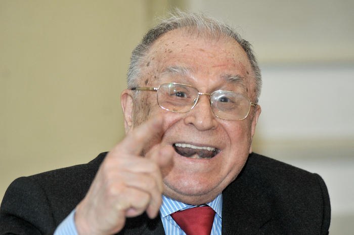 http://www.aktual24.ro/wp-content/uploads/2015/04/iliescu1.jpg