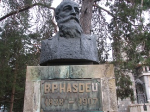 https://despresufletulmeu.files.wordpress.com/2013/03/castelul-iuliei-bust-bogdan-p-hasdeu.jpg