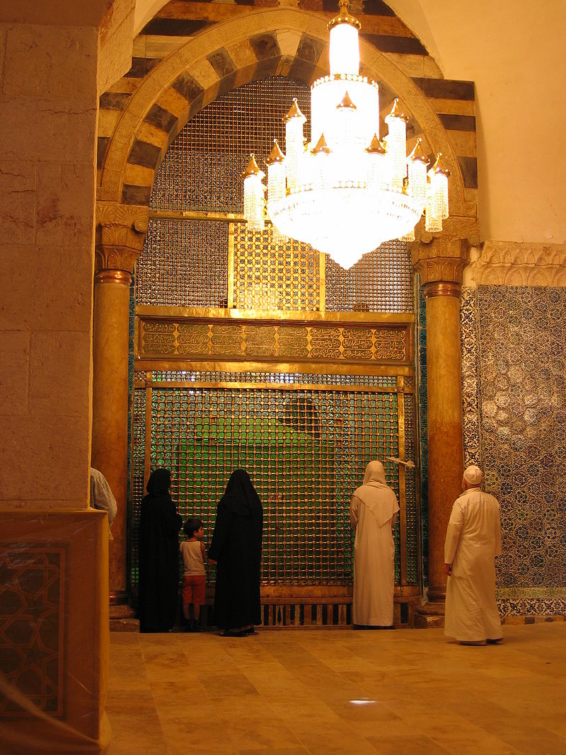 https://upload.wikimedia.org/wikipedia/commons/thumb/f/fa/shrine_in_the_omayad_mosque_of_aleppo_syria.jpg/800px-shrine_in_the_omayad_mosque_of_aleppo_syria.jpg