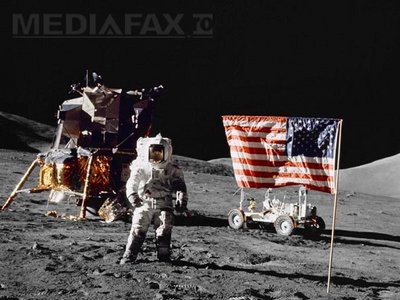 http://storage0.dms.mpinteractiv.ro/media/1/1/3614/9980819/9/neil-armstrong-luna-2-afp.jpg?width=400