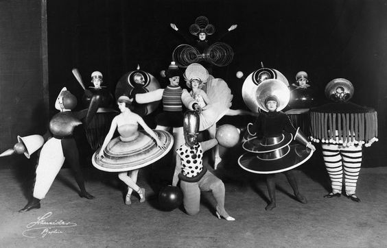 oskar schlemmer, group photo of triadisches ballett, 1927 / bauhaus-archiv berlin, photo: ernst schneider