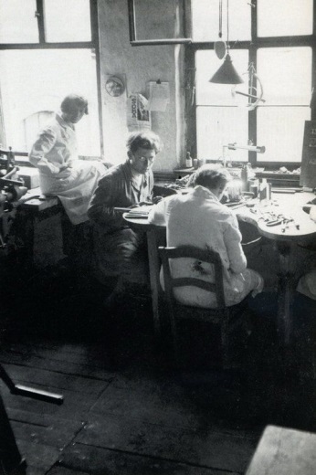 found on dieselpunks.org marianne brandt in the metal workshop the madness of work spaces