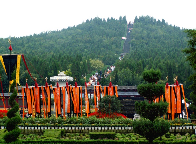 http://www.globalmountainsummit.org/images/terracotta-warriors/qin-shi-huang-mausoleum-l.jpg