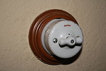 https://upload.wikimedia.org/wikipedia/commons/thumb/4/47/light_switch02-cj.jpg/220px-light_switch02-cj.jpg