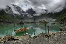 https://upload.wikimedia.org/wikipedia/commons/thumb/e/e9/lake_bondhus_norway_2862.jpg/270px-lake_bondhus_norway_2862.jpg