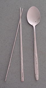 http://upload.wikimedia.org/wikipedia/commons/thumb/d/d9/korean_chopsticks_and_spoon-sujeo-01.jpg/160px-korean_chopsticks_and_spoon-sujeo-01.jpg