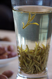 http://upload.wikimedia.org/wikipedia/commons/thumb/7/71/green_tea_longjing_in_glass.jpg/170px-green_tea_longjing_in_glass.jpg