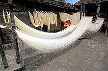 http://upload.wikimedia.org/wikipedia/commons/thumb/0/05/misua_noodle_making_taiwan.jpg/220px-misua_noodle_making_taiwan.jpg