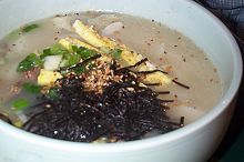 http://upload.wikimedia.org/wikipedia/commons/thumb/9/93/korean.food-tteok.mandu.guk-01.jpg/220px-korean.food-tteok.mandu.guk-01.jpg
