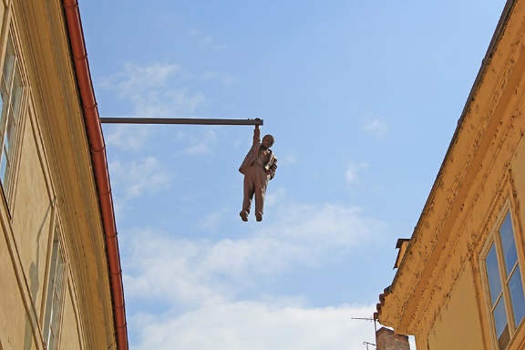 http://www.wherecoolthingshappen.com/wp-content/uploads/2014/07/worlds-most-creative-statues-20.jpg