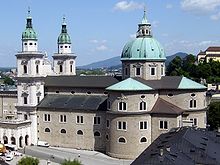 https://upload.wikimedia.org/wikipedia/commons/thumb/3/3b/salzburg_cathedral_as_seen_from_festungsgasse.jpg/220px-salzburg_cathedral_as_seen_from_festungsgasse.jpg