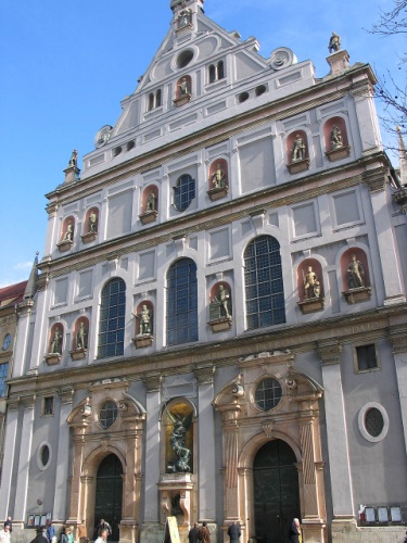 https://upload.wikimedia.org/wikipedia/commons/8/89/20060416-michaelskirche_muenchen.jpg