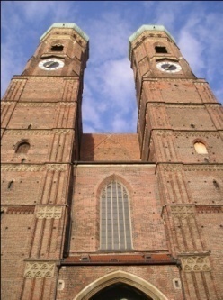 https://upload.wikimedia.org/wikipedia/commons/b/b7/munich_frauenkirche.jpg