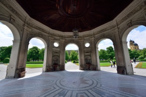 https://cdn.civitatis.com/guias/munich/fotos/hofgarten-templo-diana.jpg