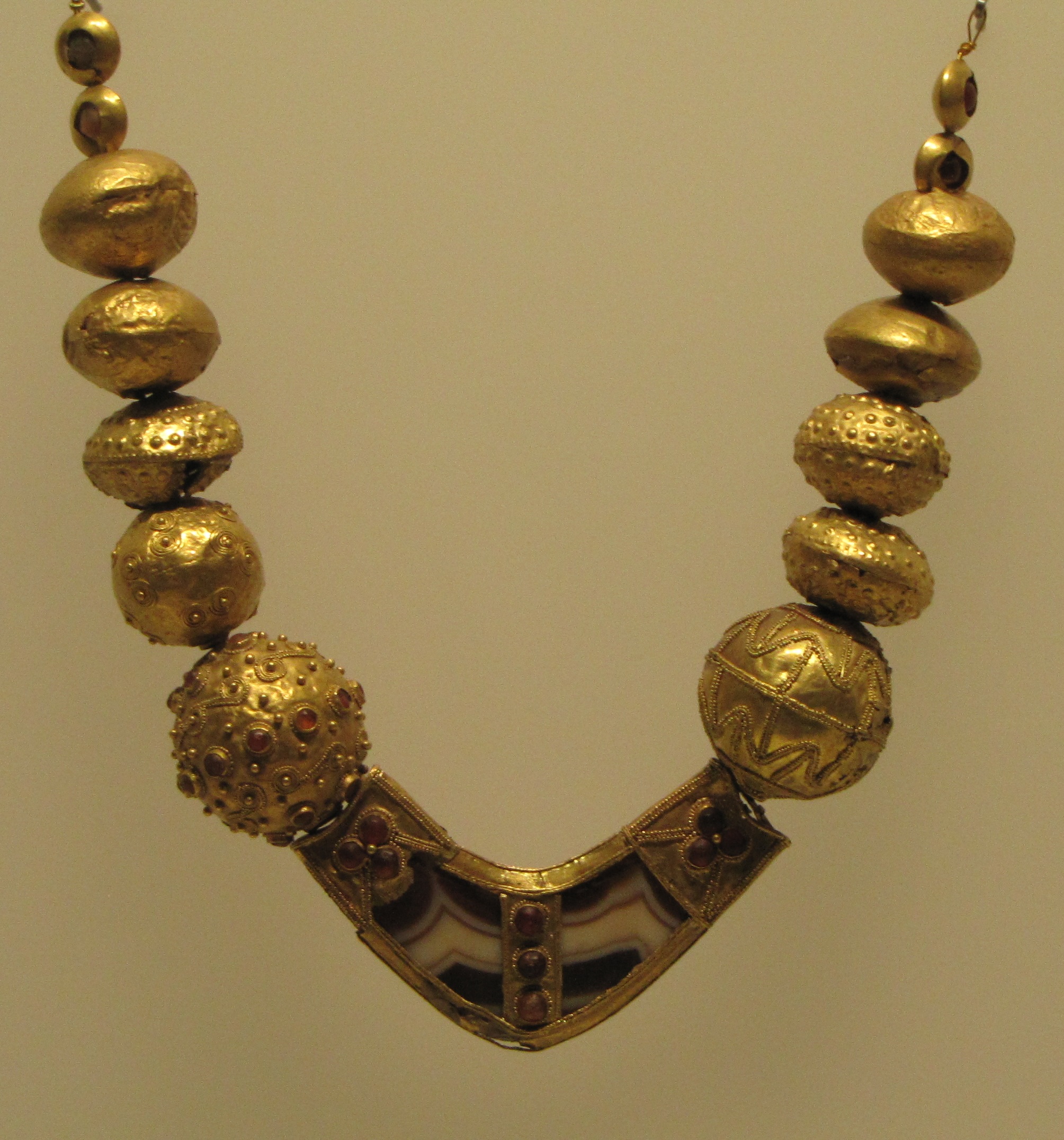 https://upload.wikimedia.org/wikipedia/commons/b/b2/trialeti_gold,_agate_and_cornelian_necklace.jpg