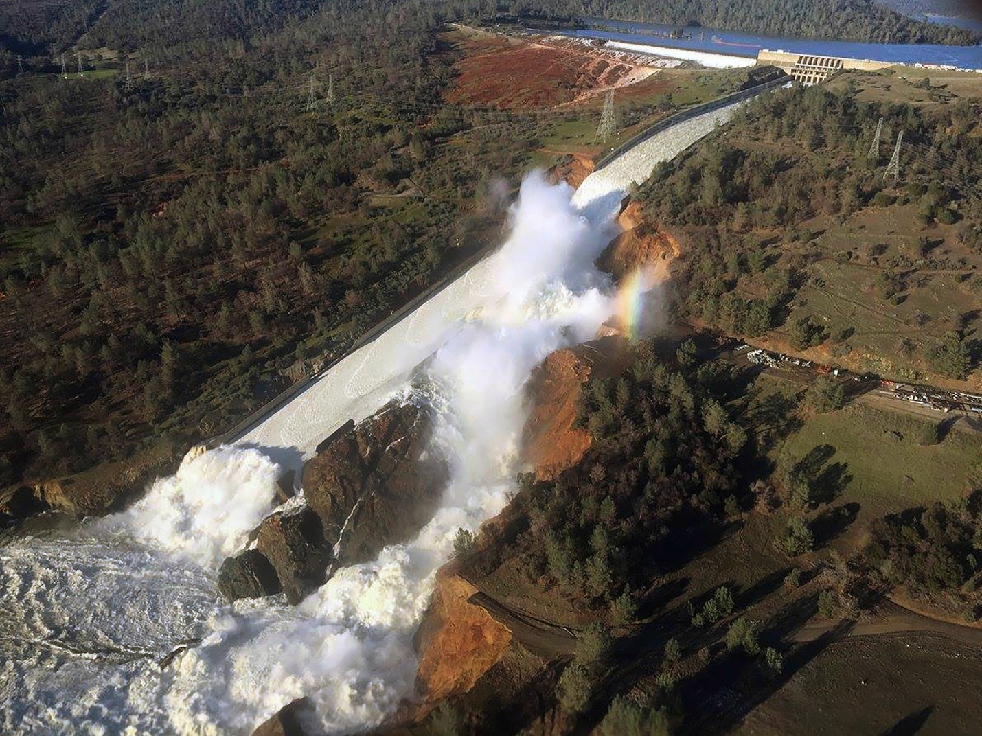 water%20rights%20images/oroville_dam_spillway_2017-02-11.jpg