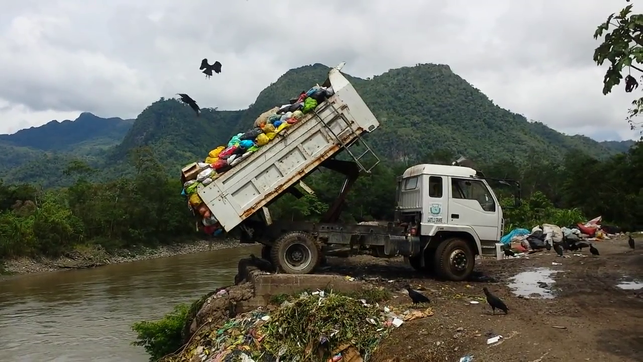 water%20rights%20images/dump_truck_dumping_toxic_medical_waste.jpg